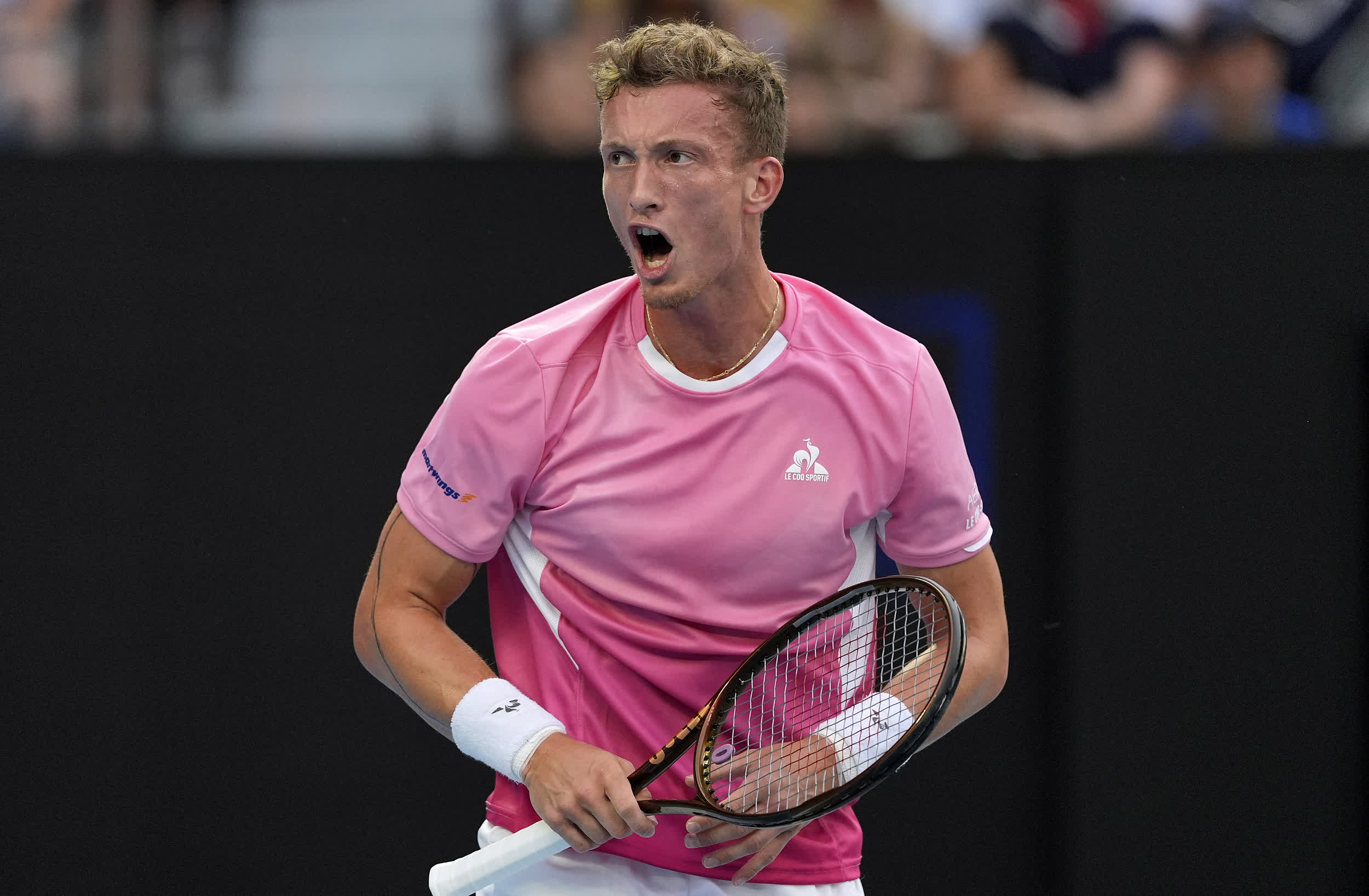 华体会官网-德约科维奇重返赛场，险胜首场状态出色，尤文图斯观众沸腾！热度持续攀升-华体会官网