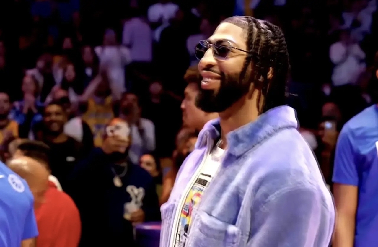 华体会官方网站下载-MAD观众热烈欢呼！，浓眉哥迎来七赛季出色发挥热度持续攀升-华体会官方网站下载